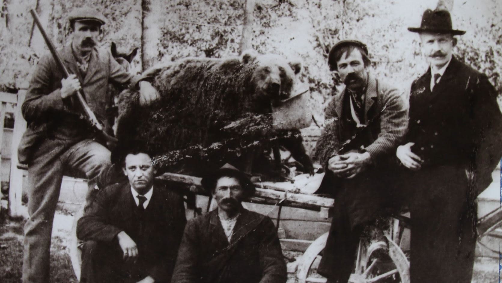 Bear hunters in 1930s Italy. /Life Ursus Project