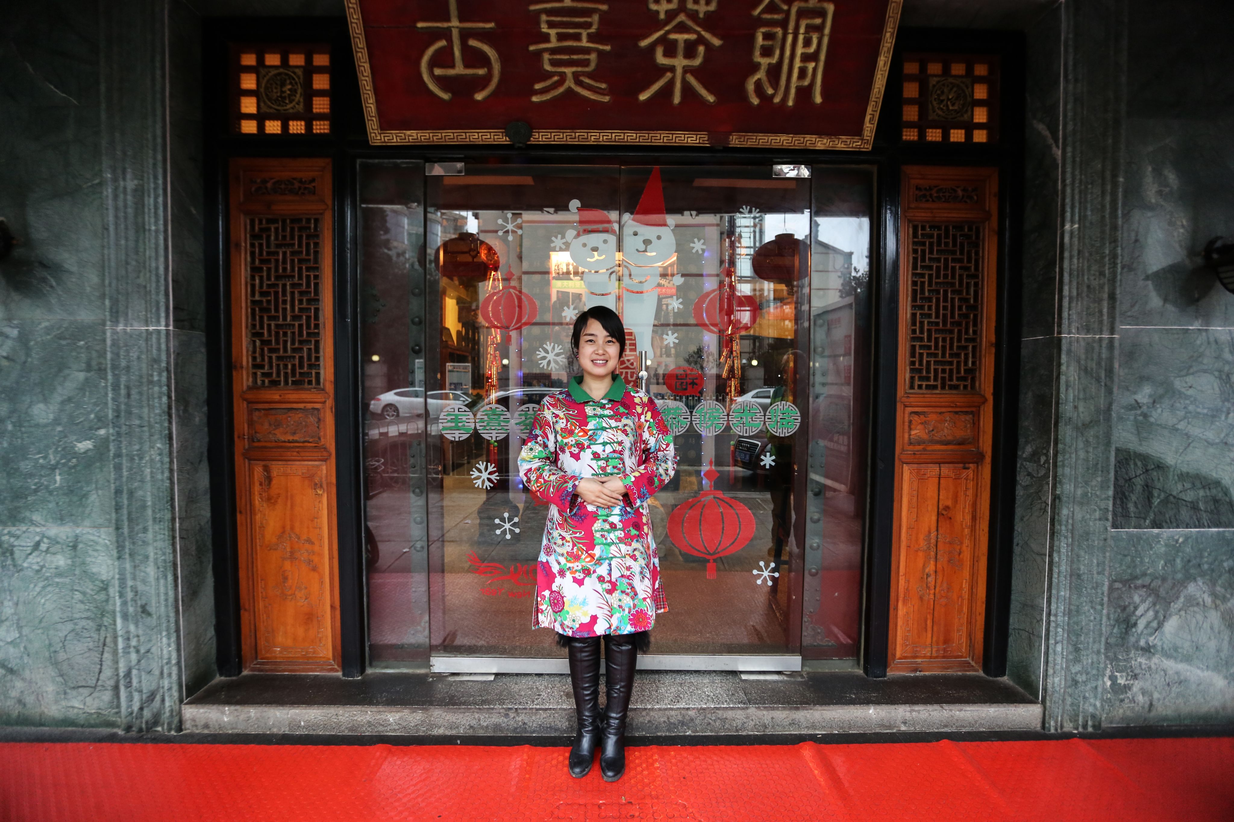 A welcome stop at a tea shop on a cold day in Hunan.