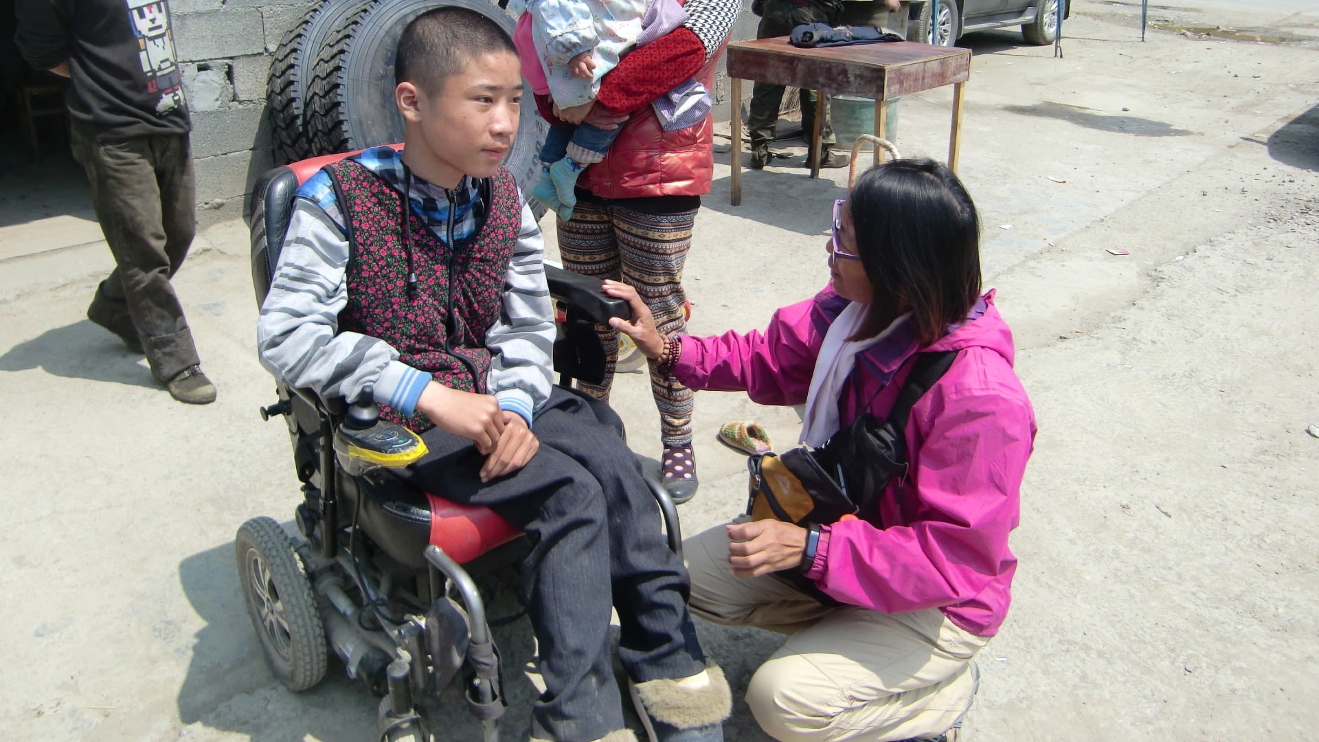 In Jiangxi, Liang and Blackwater came across this young disabled man and spent two hours with him.