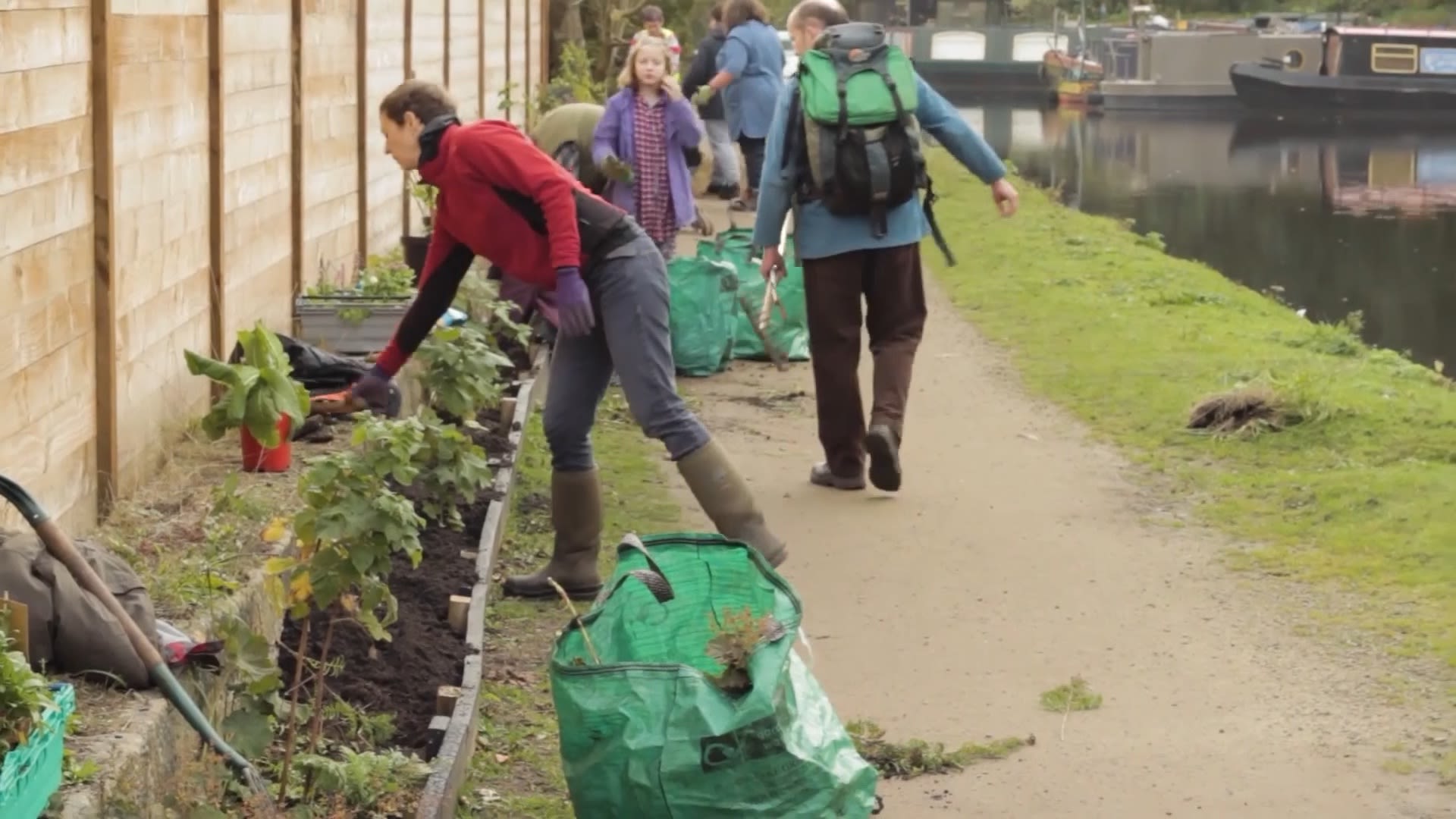 CaptionTodmorden's liminal spaces are being turned into productive growing areas. /CGTN