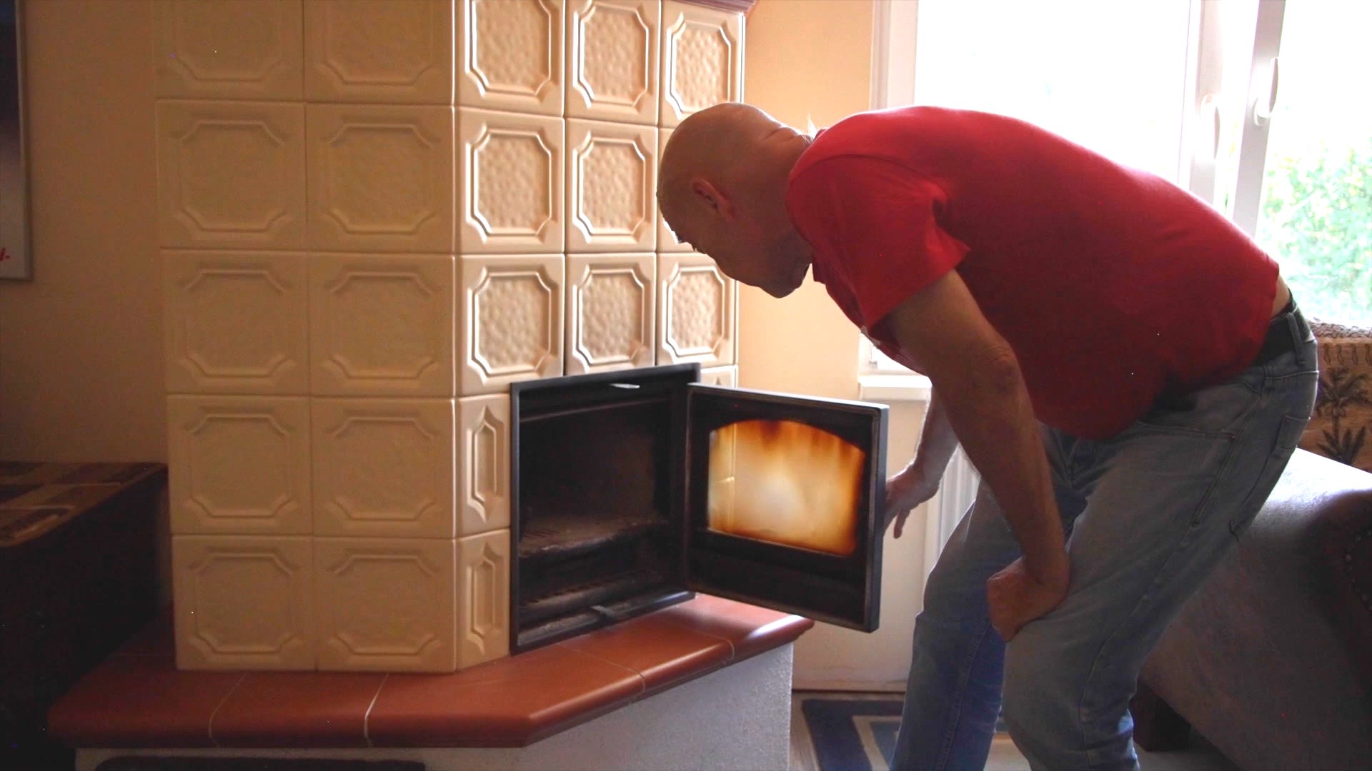 CaptionRobert Valdec is one of many preparing for a wood-burning winter. /CGTN