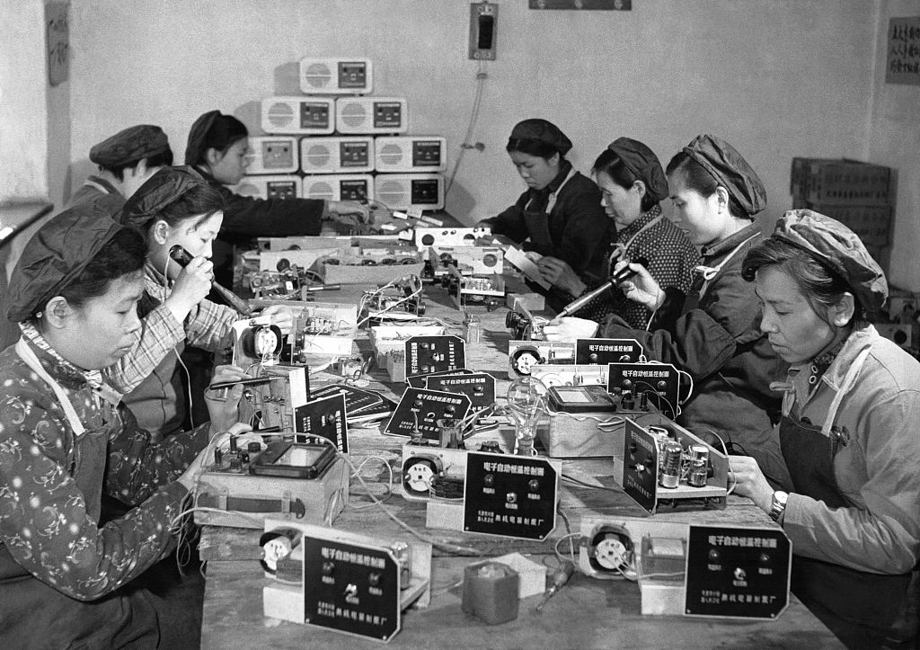 Workers assemble thermostats in Tianjin, 1960. /Keystone-France/Gamma-Rapho/Getty