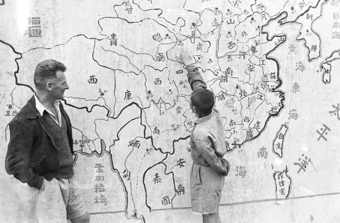 Sun Kuang-Chun (孫光俊) looking at a wall-map at the Lanchow Bailie School. /Needham Research Institute