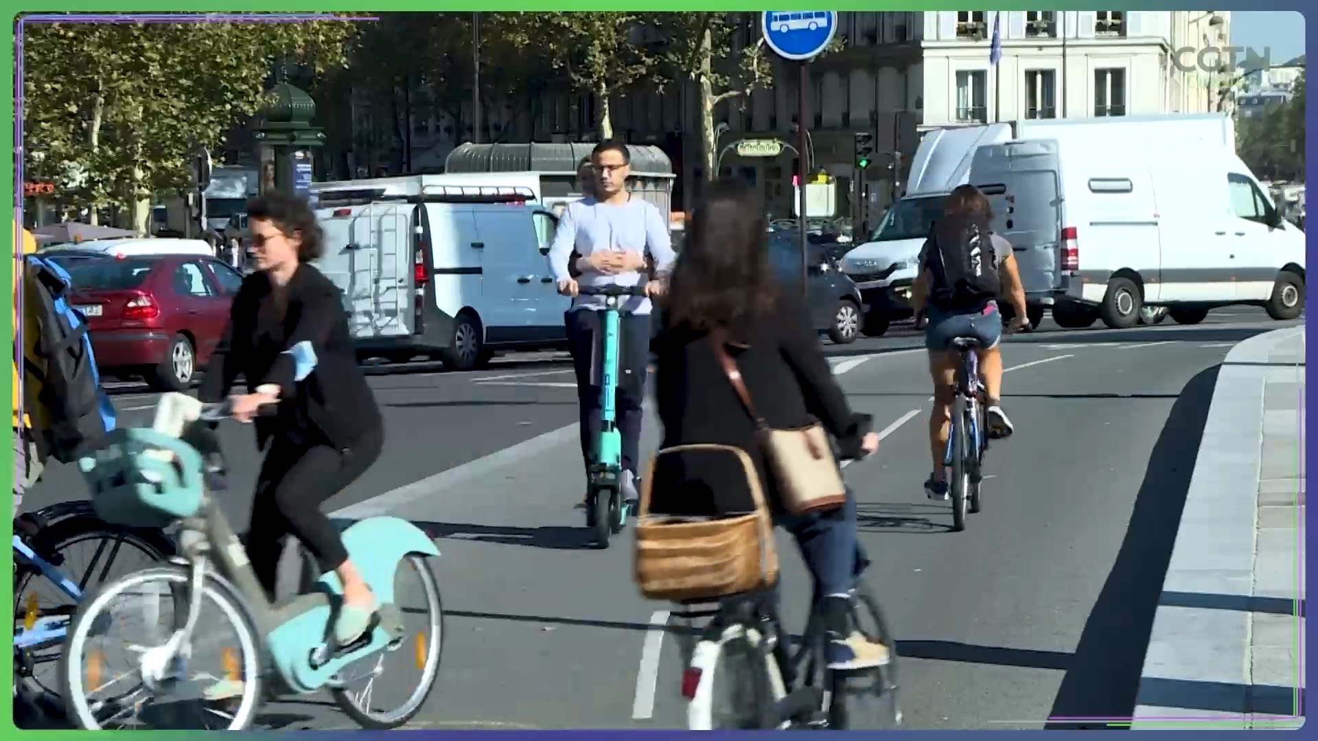 The 15-minute city deprioritizes motor vehicles.