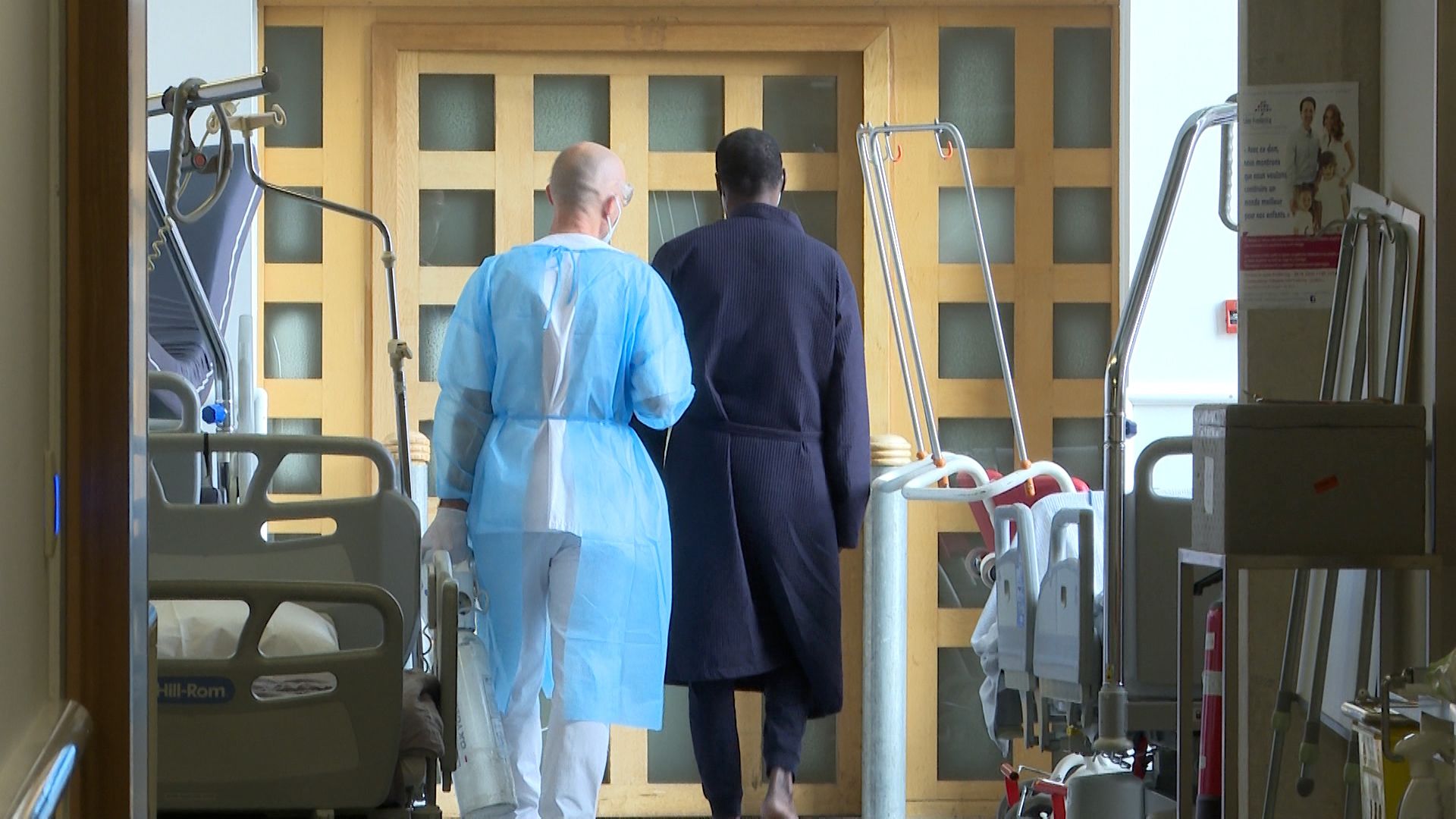 A COVID-19 patient gets some exercise at CHU Liege.