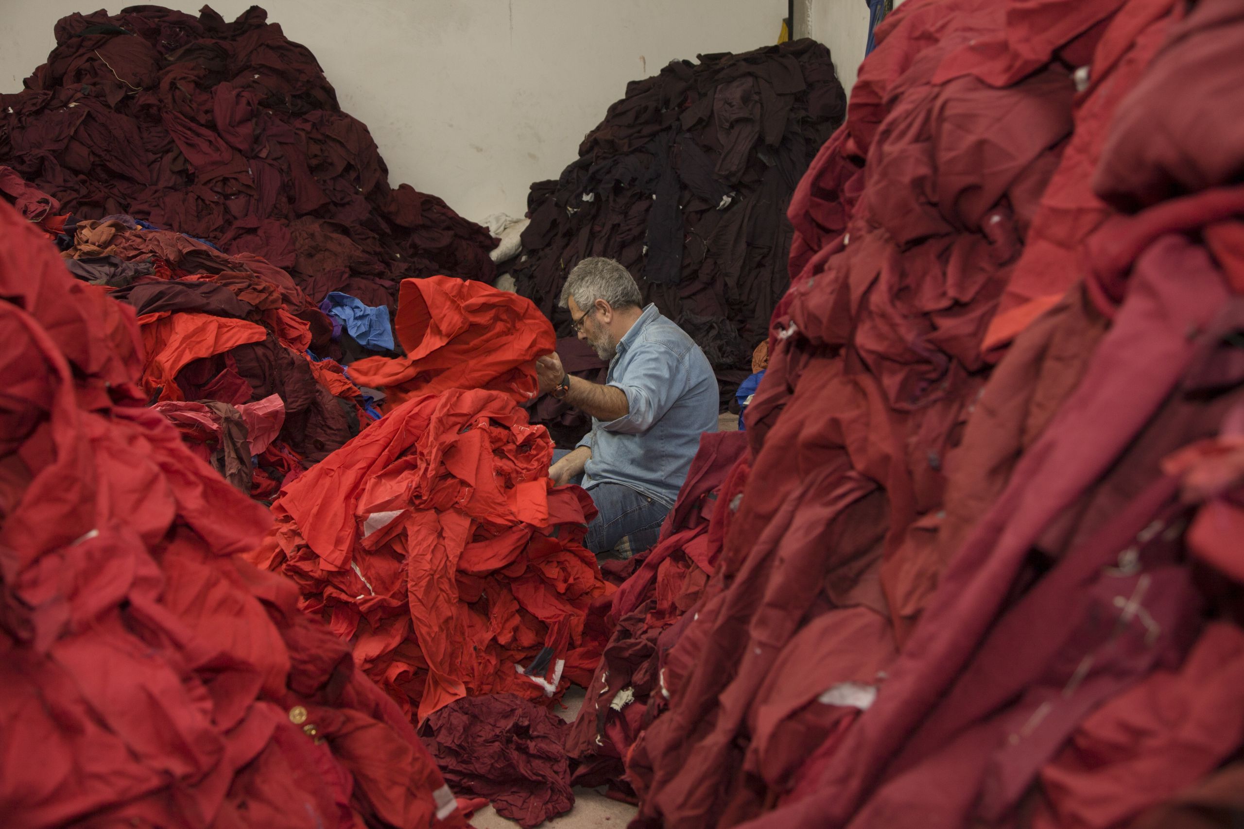 How to Sell, Donate or Recycle Your Old Clothes, and Keep Them Out of  Landfills - RecycleMore